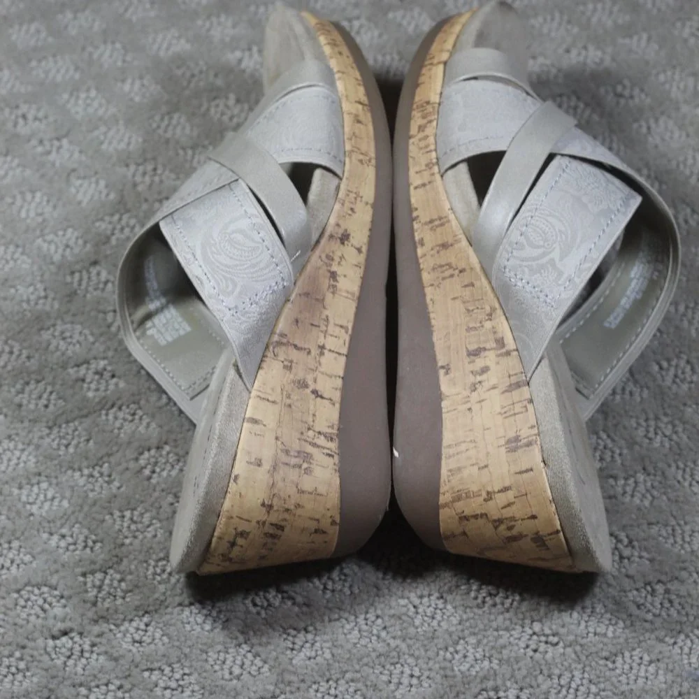 Wear Ever Size 8 Light Grey Floral Embossed Slide On 3